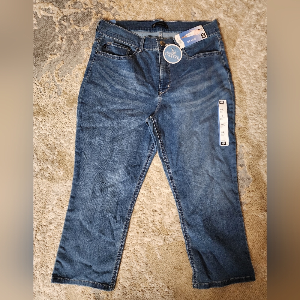 NWT Women's size 14 Lee Denim Capri (Easy fit)